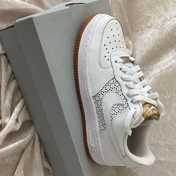 Nike Air Force 1 White with Brown Sole - Picture 1 of 5
